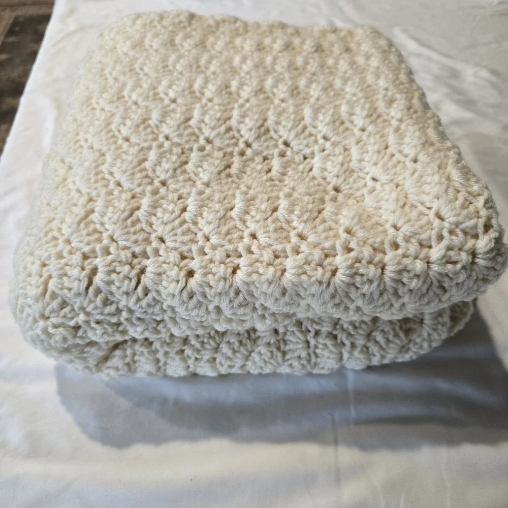 Vintage‎ Handmade Crochet Blanket  Ivory 46